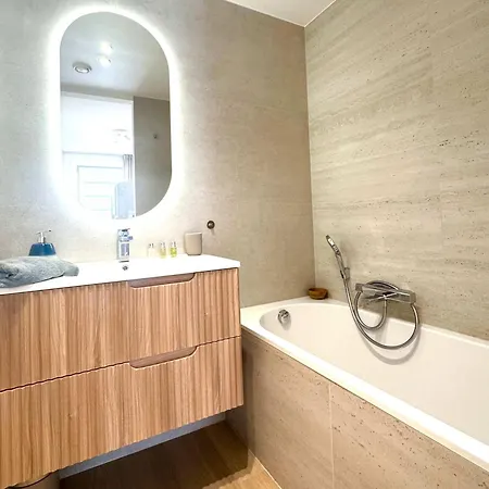 Apartment Spacious & Bright Steps From The In