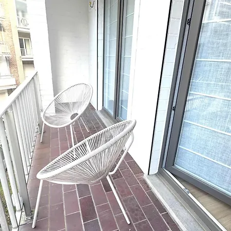 Spacious & Bright Steps From The In Apartamento *