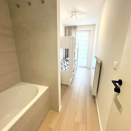 Apartment Spacious & Bright Steps From The In *