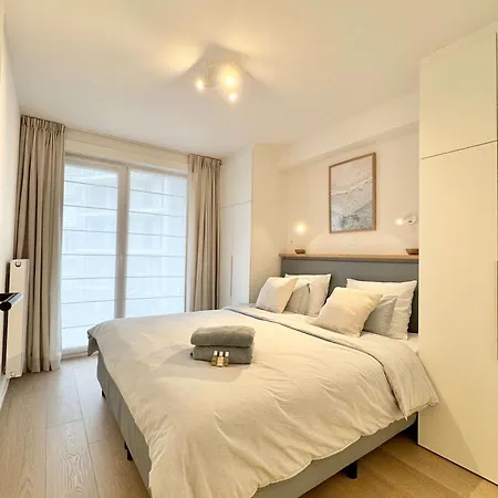 Spacious & Bright Steps From The In *