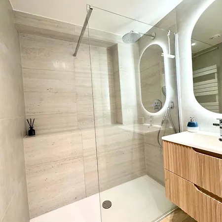 Apartment Spacious & Bright Steps From The In