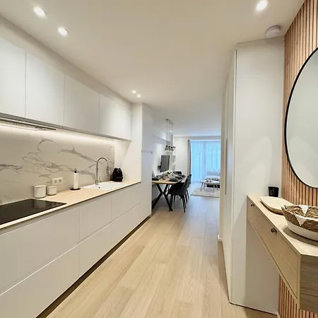 Spacious & Bright Steps From The In Apartamento *