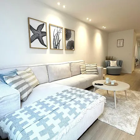 Apartment Spacious & Bright Steps From The In *
