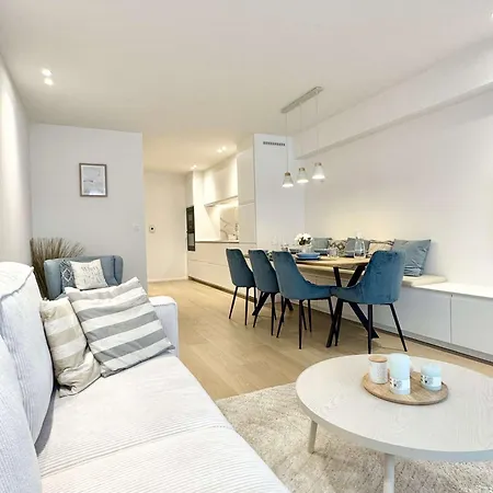 Spacious & Bright Steps From The In *