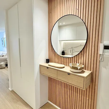 Spacious & Bright Steps From The In Apartamento