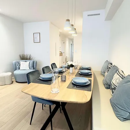 Spacious & Bright Steps From The In Apartamento
