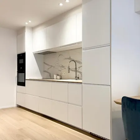 Apartment Spacious & Bright Steps From The In