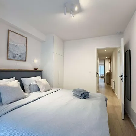 Apartment Spacious & Bright Steps From The In *