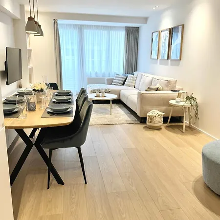Apartment Spacious & Bright Steps From The In