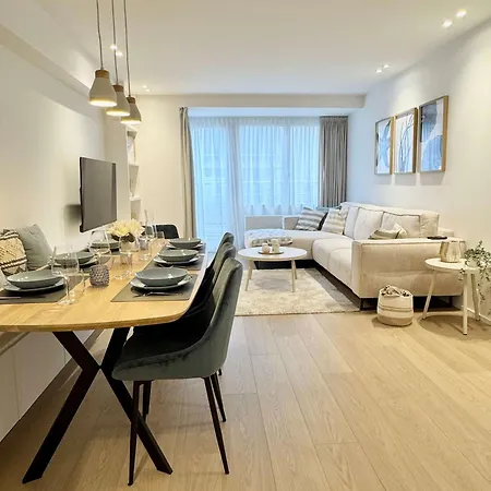 Apartment Spacious & Bright Steps From The In *